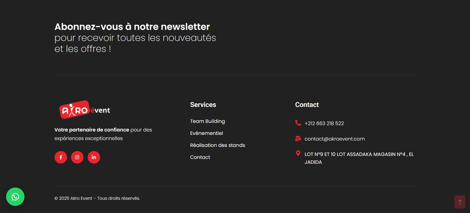 Footer in a dark theme with a French 'newsletter' prompt, Akro Event logo, tagline and social icons; three columns: Services and Contact info parts.